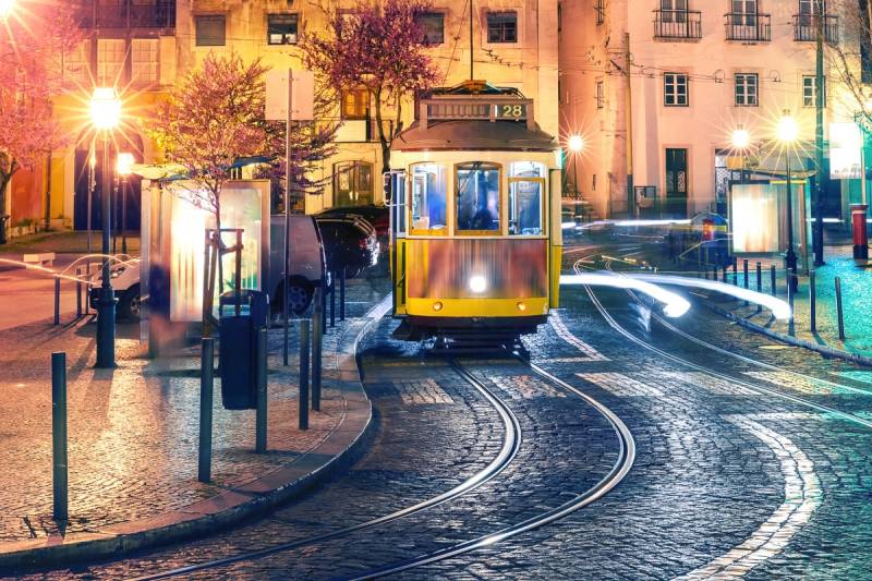 Papermoon Fototapete »Strassenbahn« von Papermoon