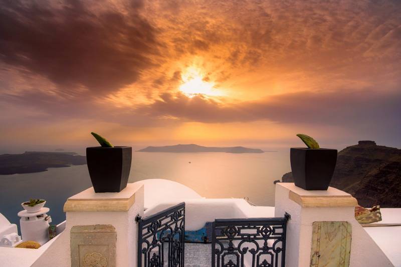 Papermoon Fototapete »TERRASSE-SANTORINI SEE MEER STRAND PALMEN DÜNEN SCHIFFE« von Papermoon