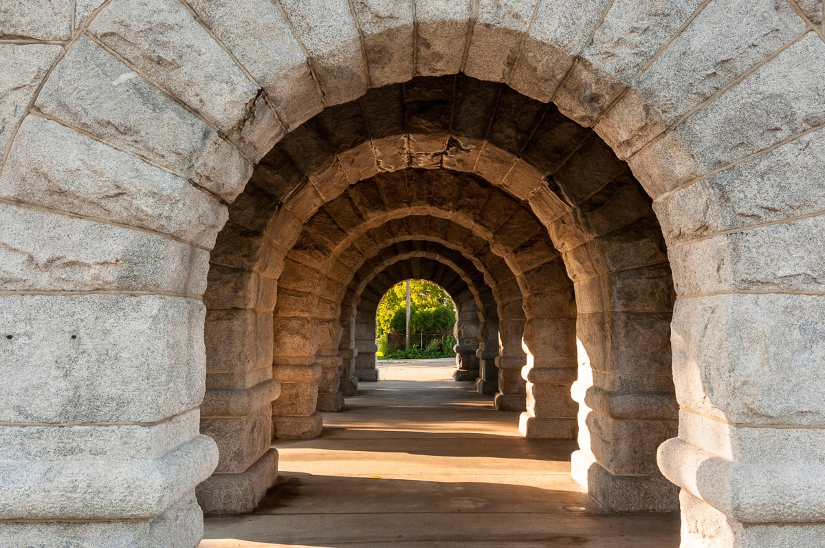 Papermoon Fototapete »TUNNEL-STEINWAND STEINMAUER STEINE STRUKTUR ALLEE DEKO« von Papermoon