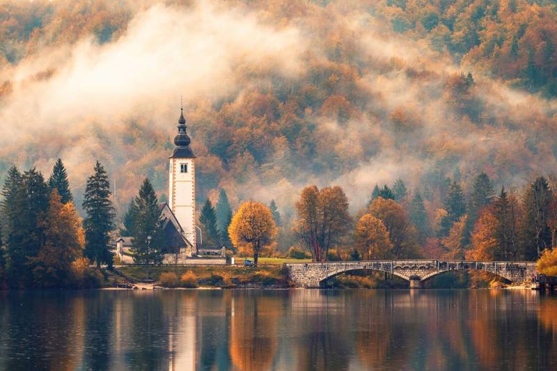 Papermoon Fototapete »Turm am See« von Papermoon