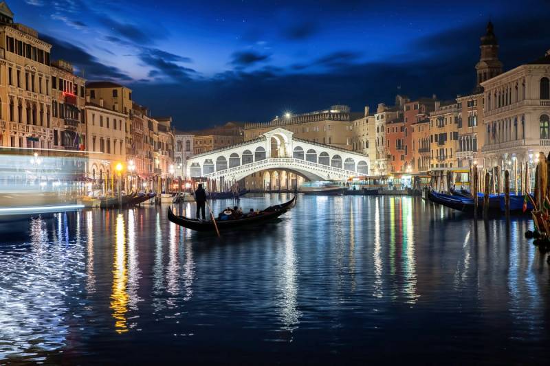 Papermoon Fototapete »Venedig bei Nacht« von Papermoon