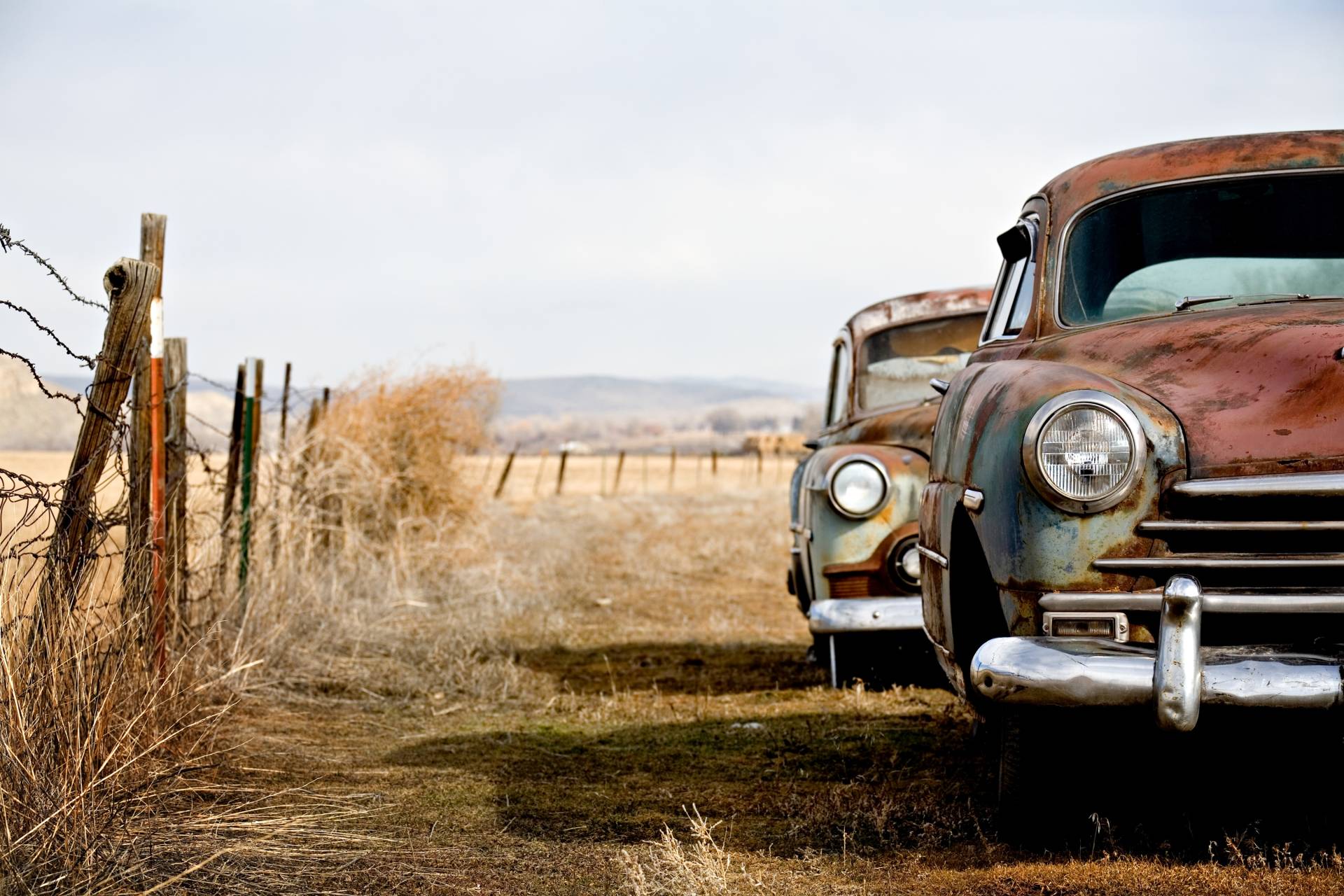 Papermoon Fototapete »Vintage Rusting Cars« von Papermoon