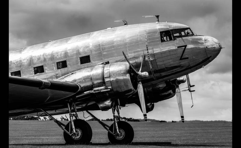 Papermoon Fototapete »Vintage Verkehrsflugzeug Schwarz & Weiss« von Papermoon