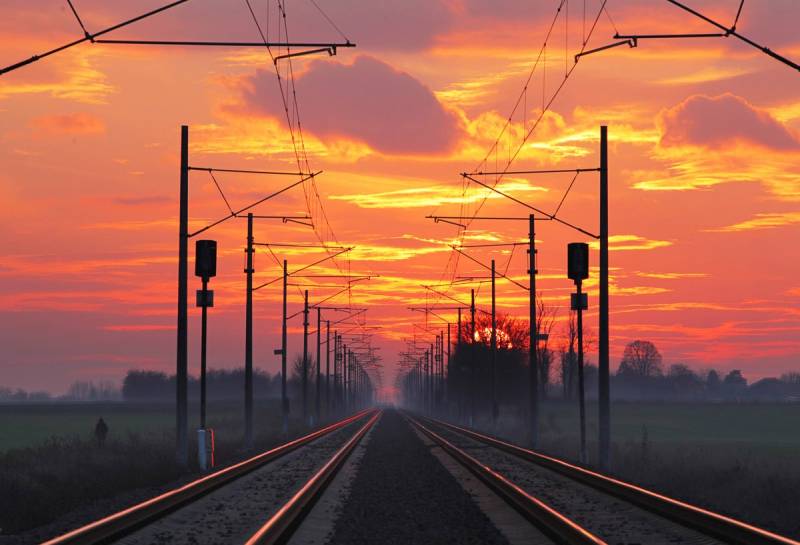 Papermoon Fototapete »Zugschienen mit Sonnenuntergang« von Papermoon