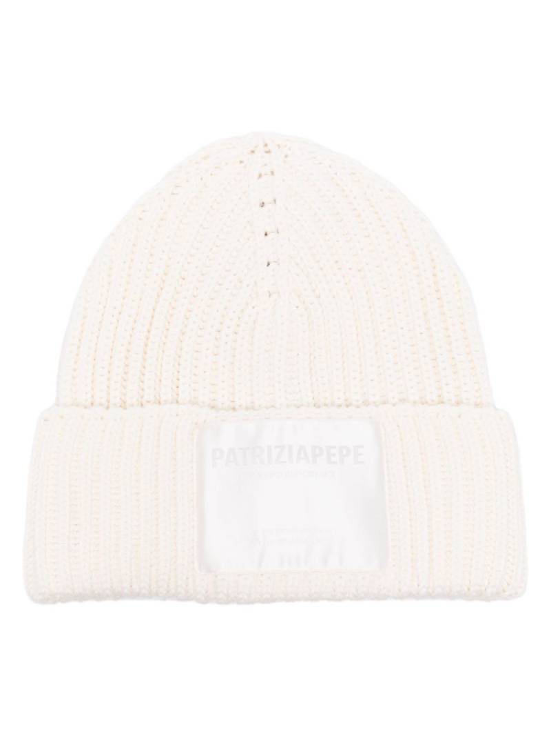 Patrizia Pepe logo-patch ribbed beanie - White von Patrizia Pepe