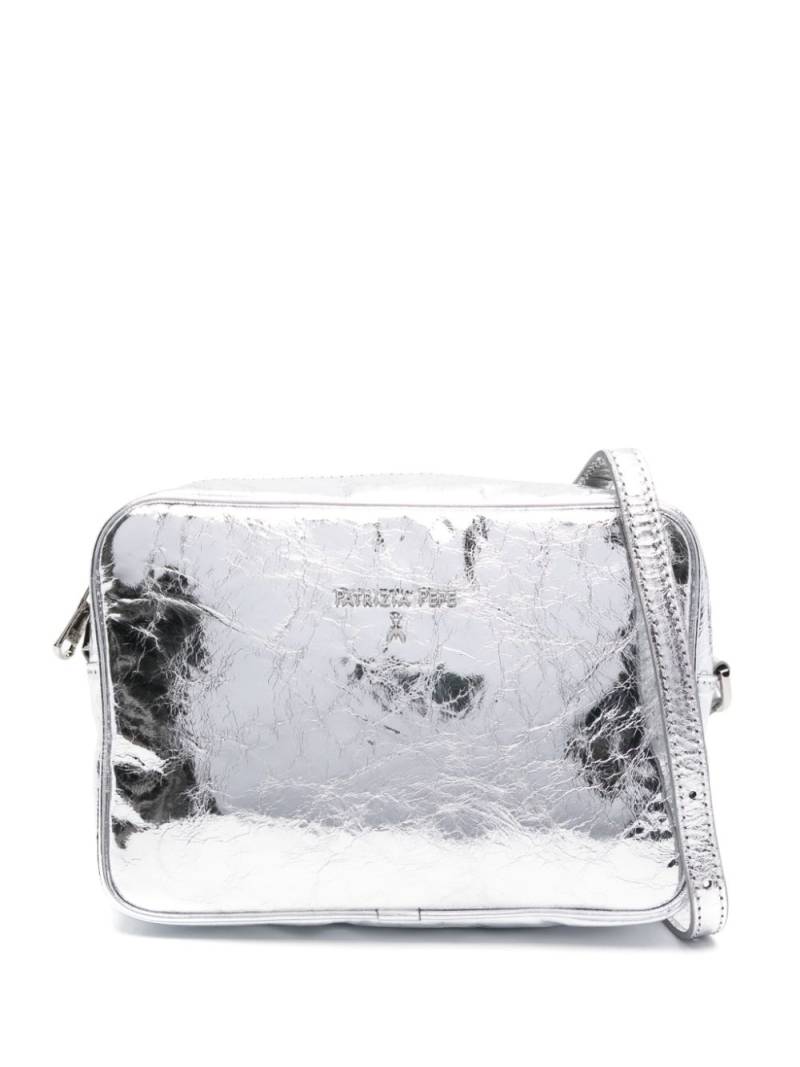 Patrizia Pepe logo-plaque cracked effect crossbody bag - Silver von Patrizia Pepe