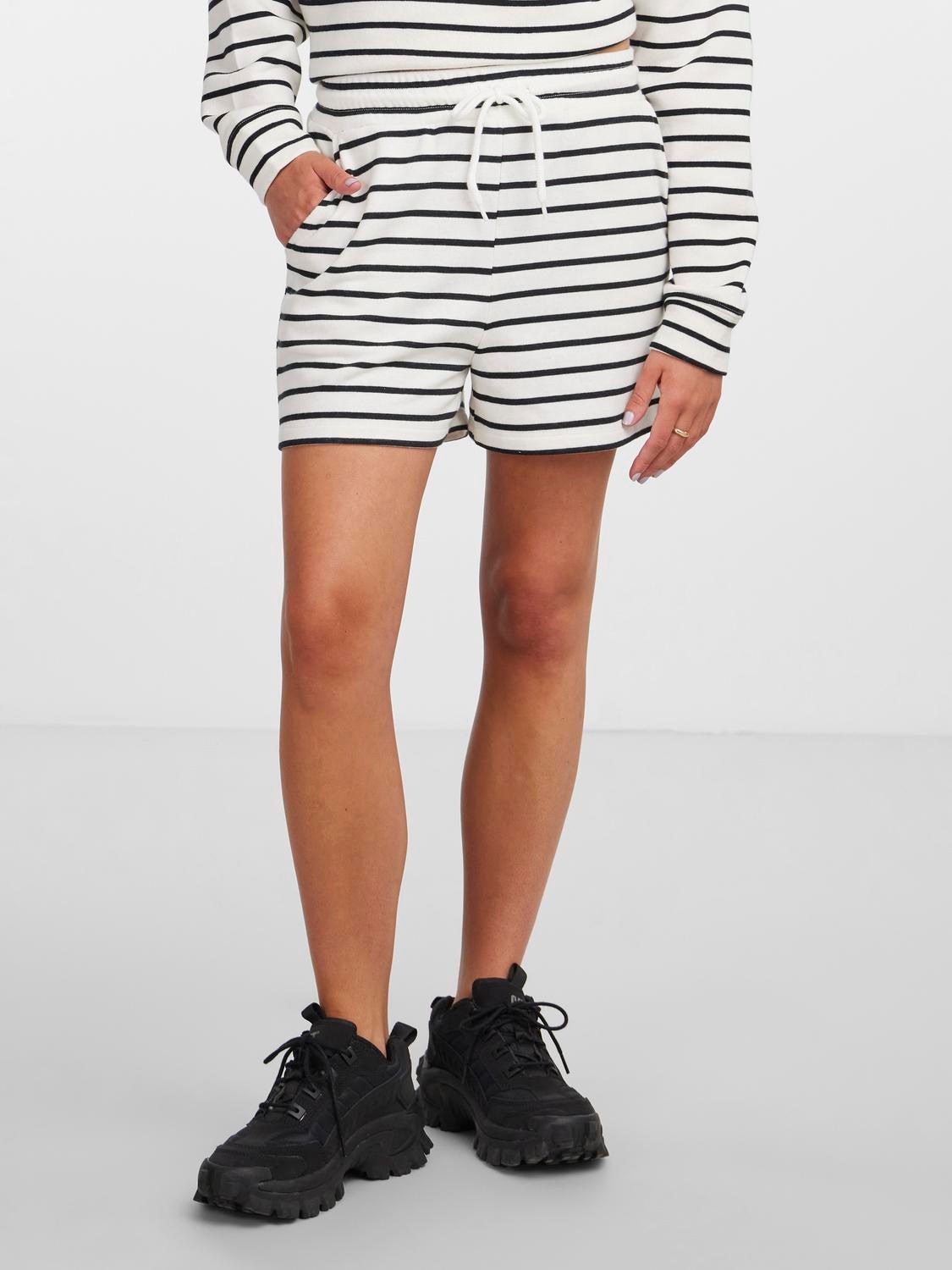 pieces Sweatshorts »PCCHILLI SUMMER HW SHORTS STRIPE NOOS BC« pieces Sweatshorts »PCCHILLI SUMMER HW SHORTS STRIPE NOOS BC« von Pieces
