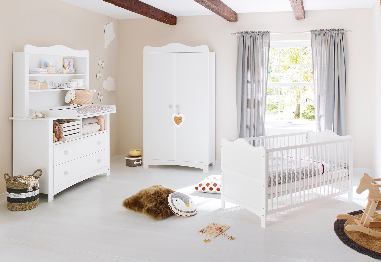 Pinolino® Babyzimmer-Komplettset »Florentina«, (Set, 4 tlg., Kinderbett, Kleiderschrank, Wickelkommode, Regalaufsatz), mit Kinderbett, Kleiderschrank und Wickelkommode; Made in Europe von Pinolino®