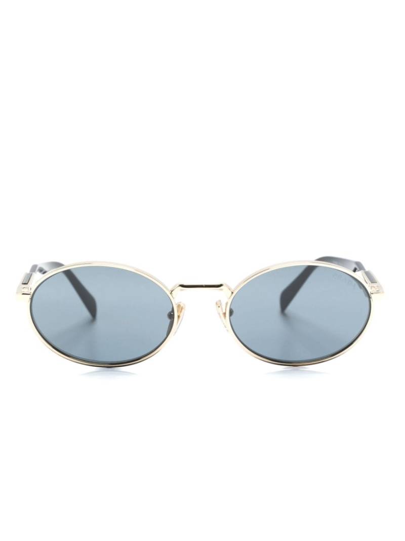 Prada Eyewear logo-engraved oval-frame sunglasses - Gold von Prada Eyewear