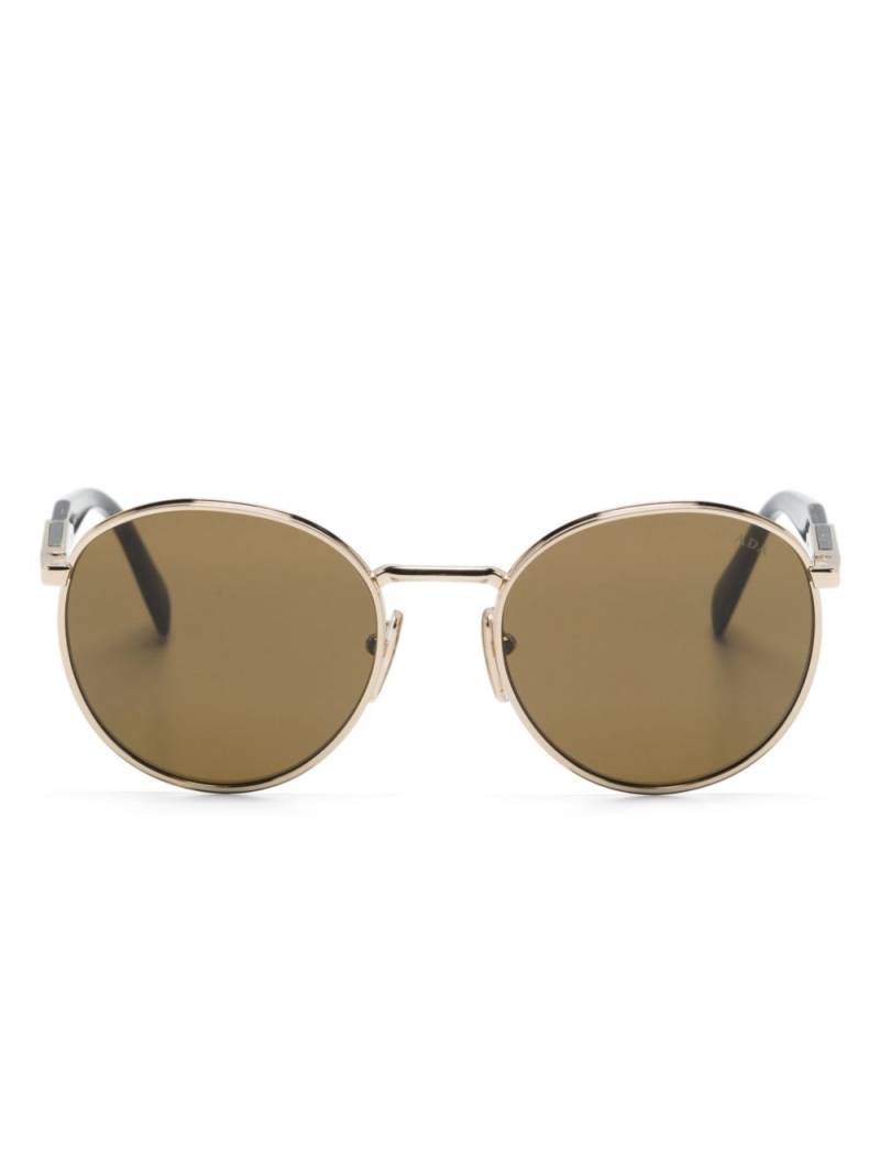 Prada Eyewear logo-engraved round-frame sunglasses - Gold von Prada Eyewear