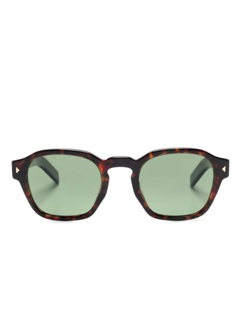 Prada Eyewear logo-engraved sunglasses - Brown von Prada Eyewear