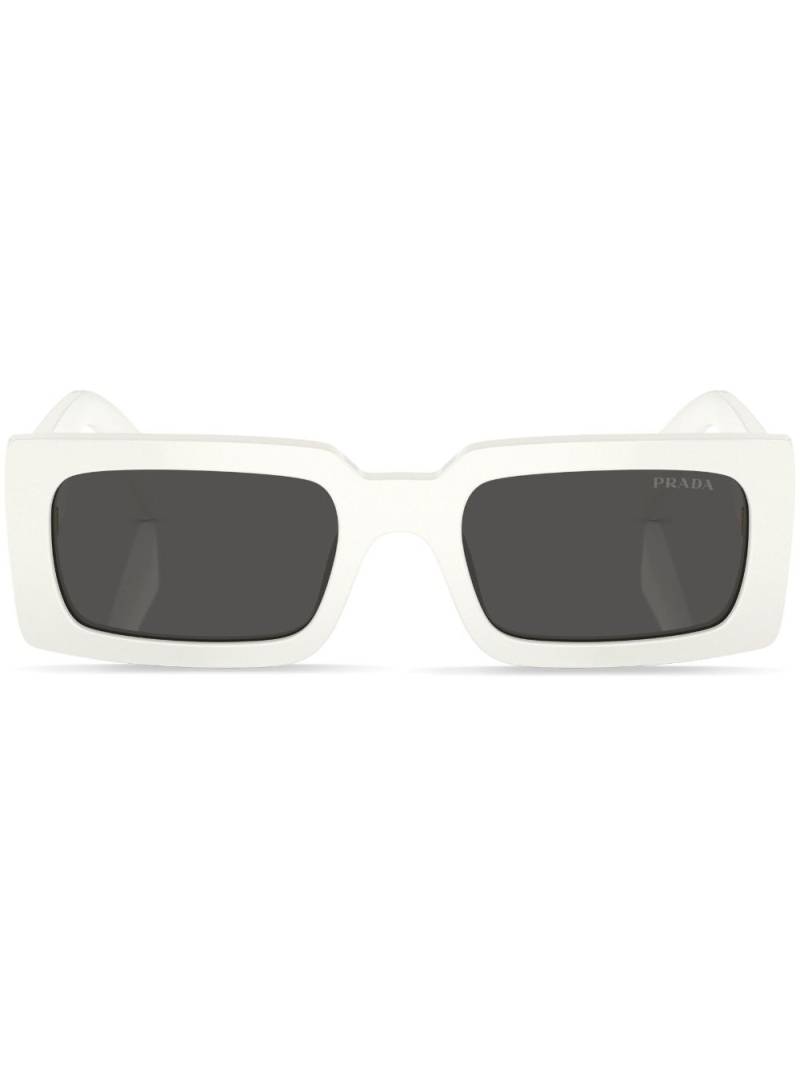 Prada Eyewear logo-lettering rectangular sunglasses - White von Prada Eyewear