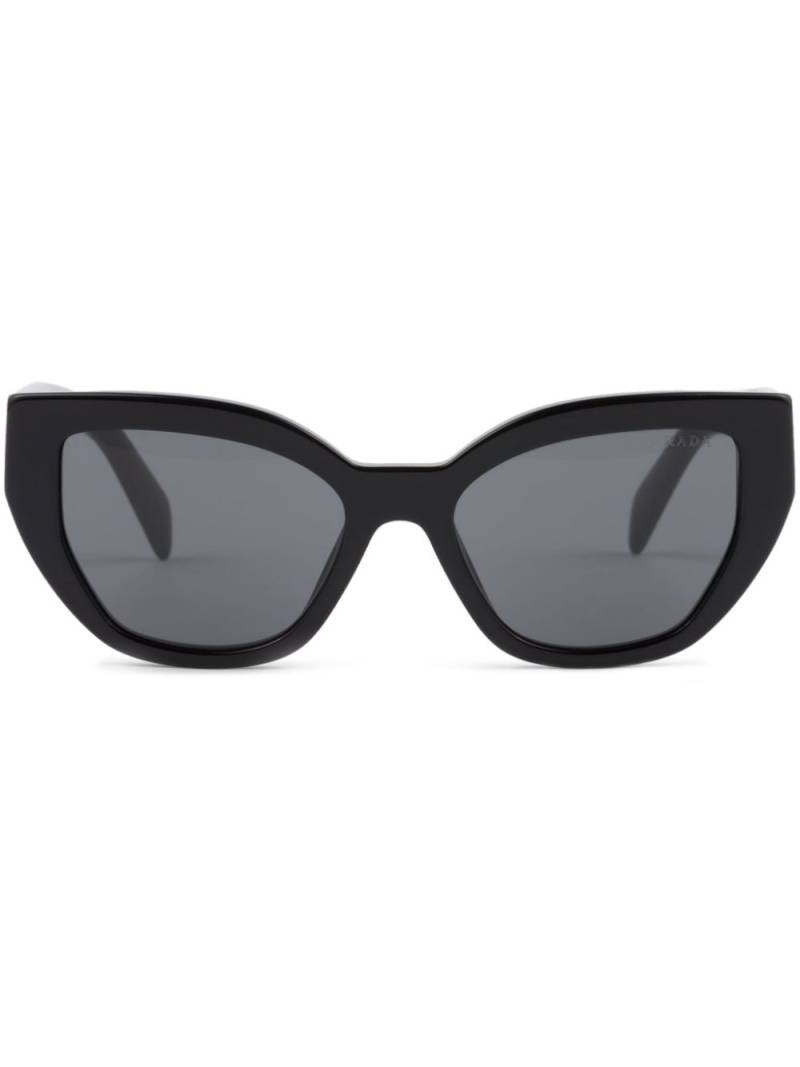 Prada Eyewear logo-print cat-eye sunglasses - Black von Prada Eyewear