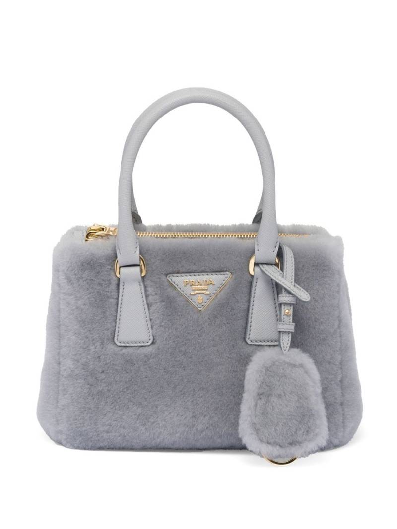 Prada Galleria shearling mini bag - Grey von Prada