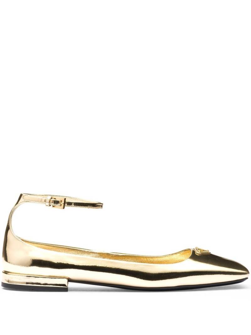 Prada metallic-effect leather ballerina shoes - Gold von Prada