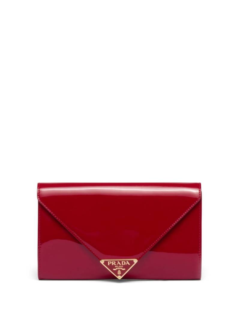 Prada triangle-logo patent leather clutch bag - Red von Prada