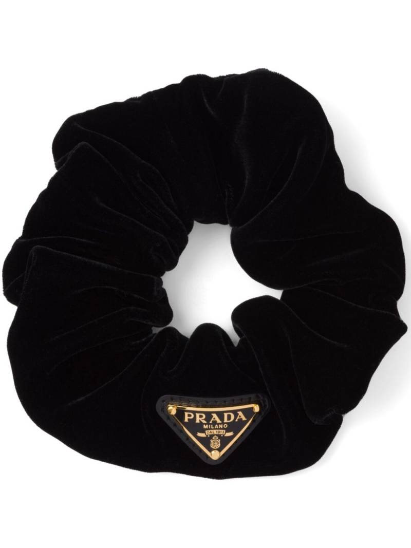 Prada triangle-logo velvet scrunchie - Black von Prada