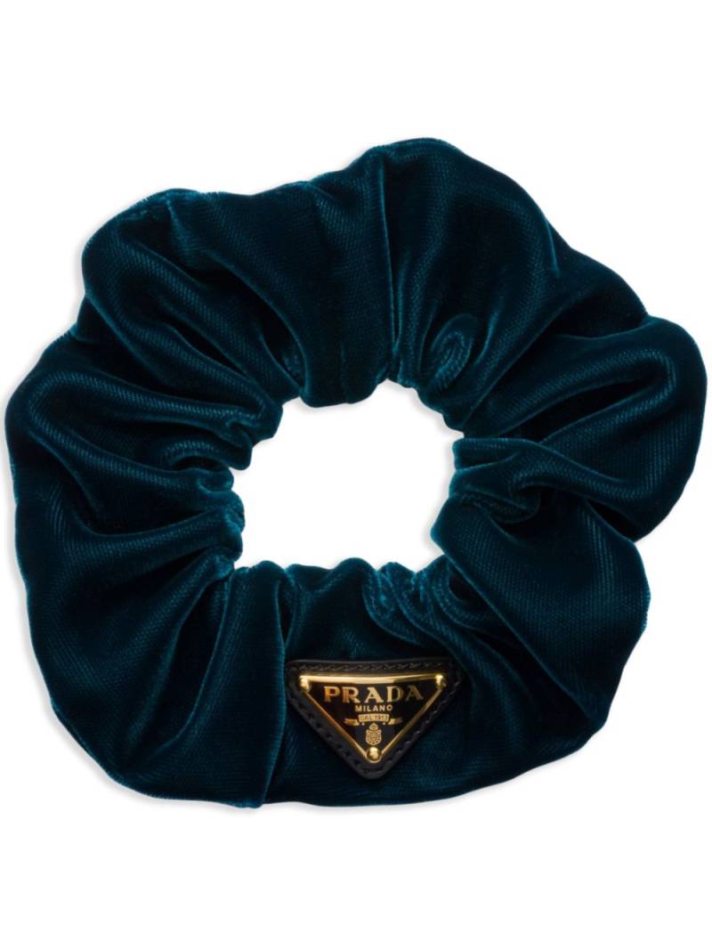 Prada triangle-logo velvet scrunchie - Green von Prada