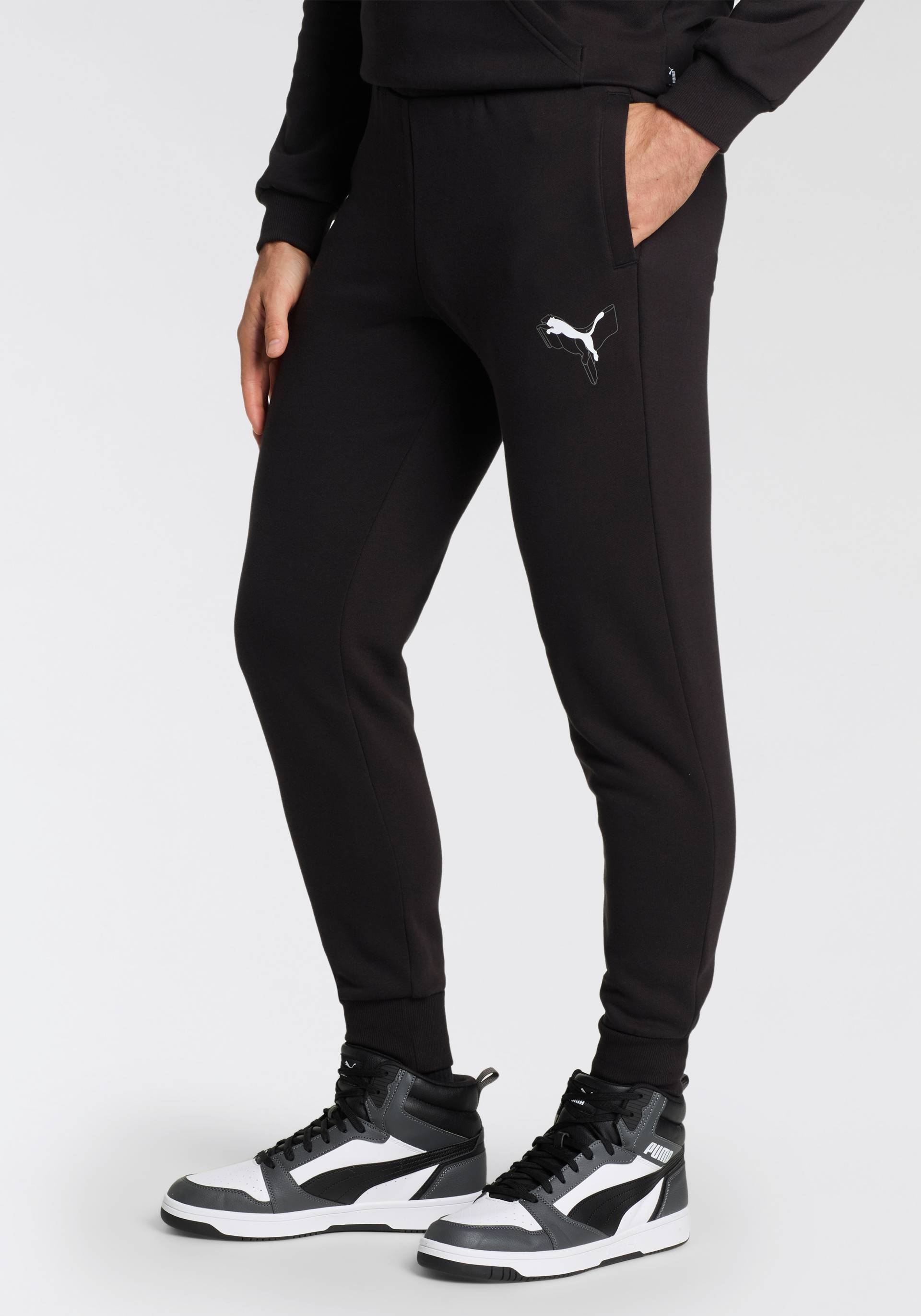 PUMA Jogginghose »ESS+ LOGO LAB CAT SWEATPANTS FL CL«, Jogginghose PUMA Jogginghose »ESS+ LOGO LAB CAT SWEATPANTS FL CL«, Jogginghose von Puma