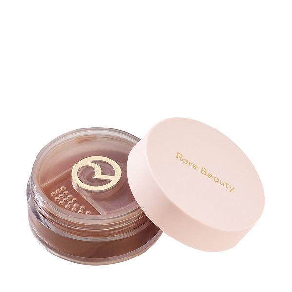 RARE BEAUTY - Always An Optimist Soft Radiance Setting Powder Leuchtender Loser Puder, 10 g, Deep von RARE BEAUTY