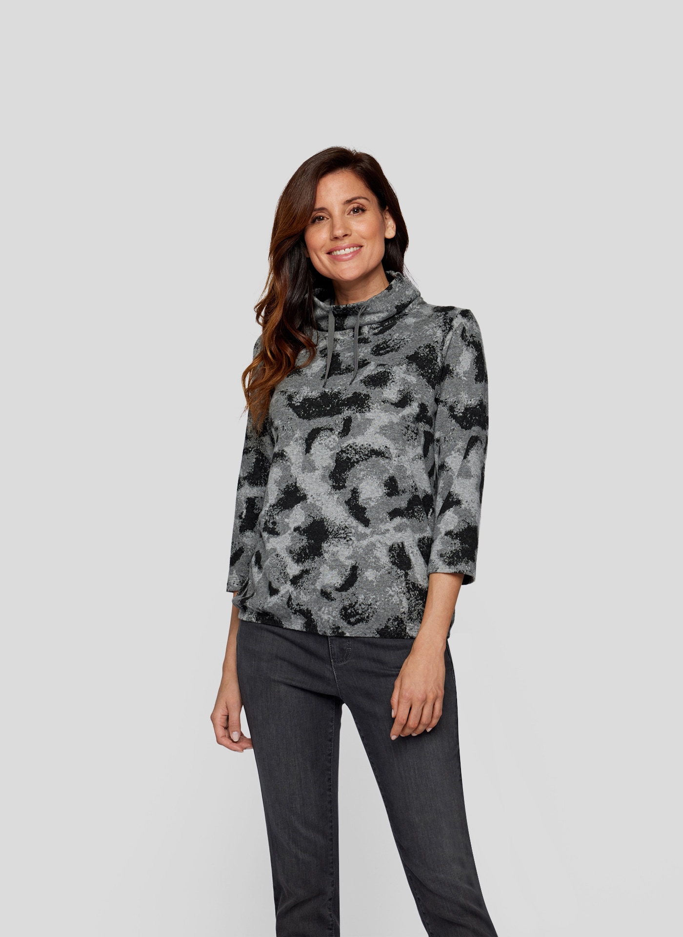 Rabe 3/4-Arm-Shirt, mit Kordelzug am Hals und grafischem Muster Rabe 3/4-Arm-Shirt, mit Kordelzug am Hals und grafischem Muster von Rabe