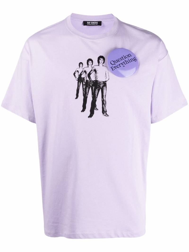 Raf Simons Question Everything badge-detail T-shirt - Purple von Raf Simons