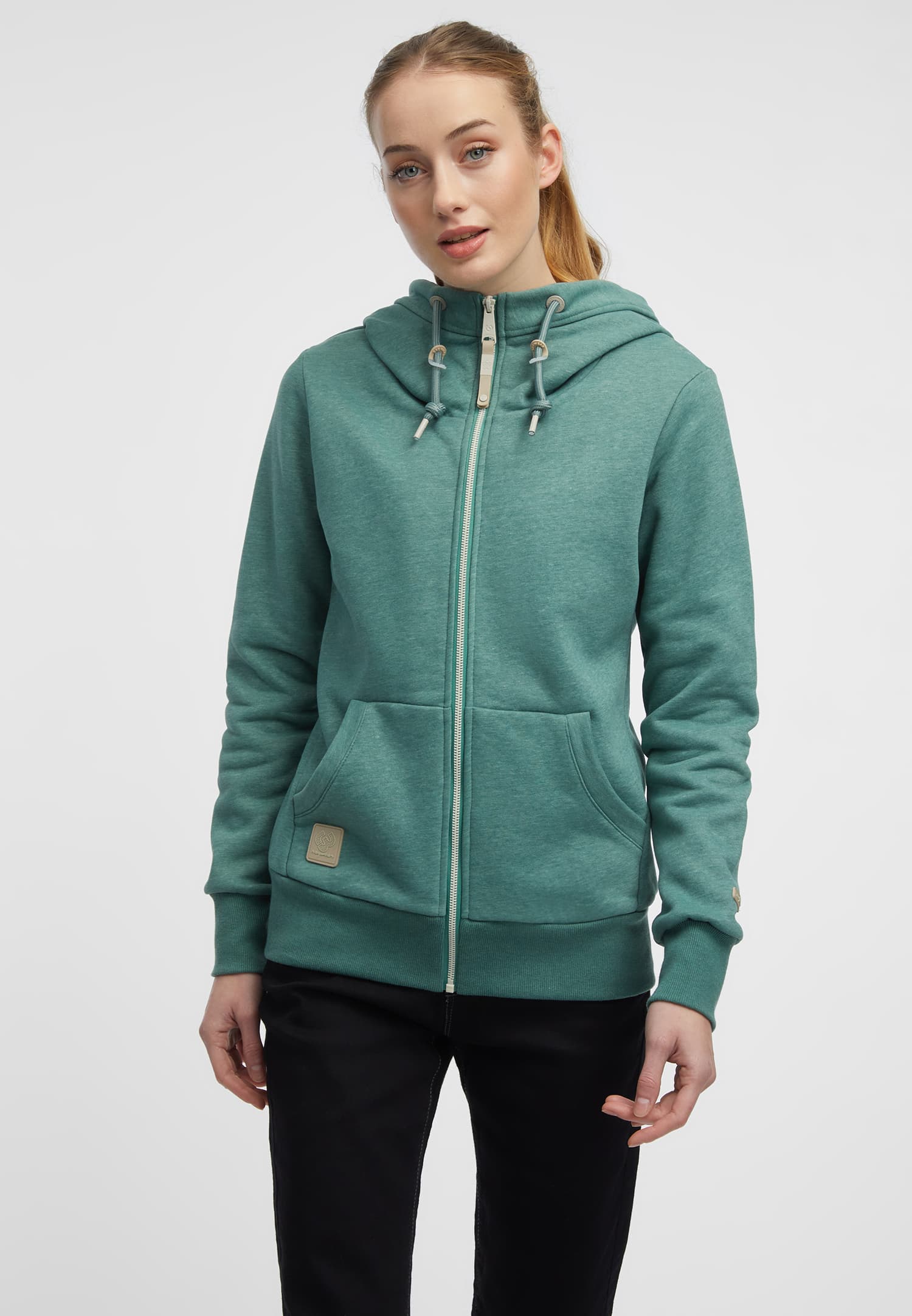 Ragwear Kapuzensweatjacke »nachhaltige Sweatjacke NESKA ZIP COMFY von Ragwear«, mit Logo-Patch an Tasche und Kapuze für den unverkennbaren Look von Ragwear