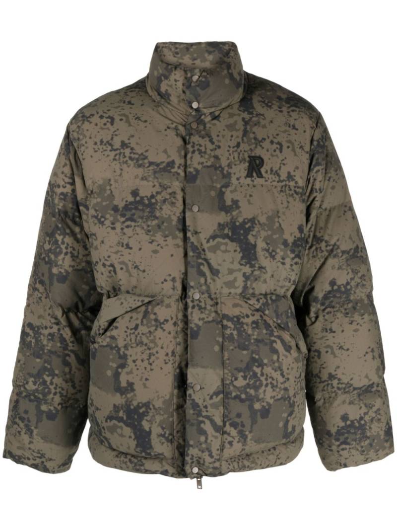 Represent logo-embroidered camouflage puffer jacket - Green von Represent