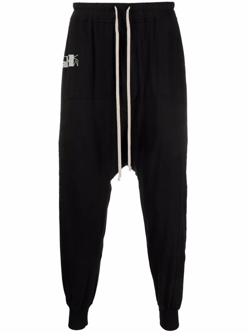 Rick Owens DRKSHDW logo-print drop-crotch trousers - Black von Rick Owens DRKSHDW