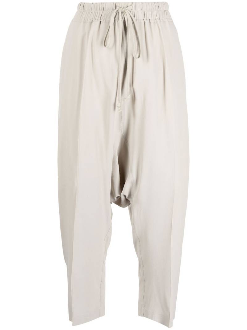 Rick Owens drop-crotch cropped trousers - Neutrals von Rick Owens