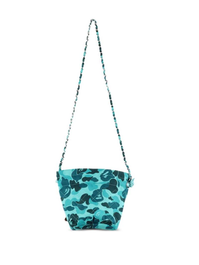 SAINT MXXXXXX x BAPE camouflage-print bucket bag - Blue von SAINT MXXXXXX