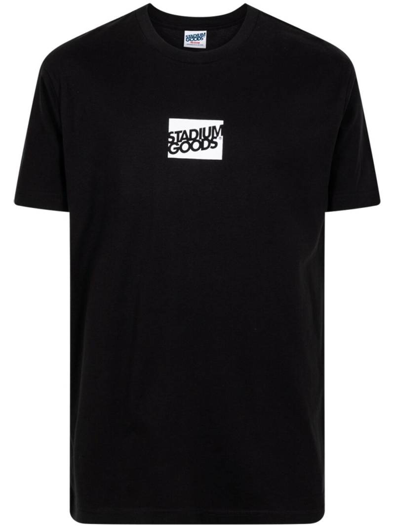 STADIUM GOODS® Boxed Tilt logo "Black" T-shirt von STADIUM GOODS®