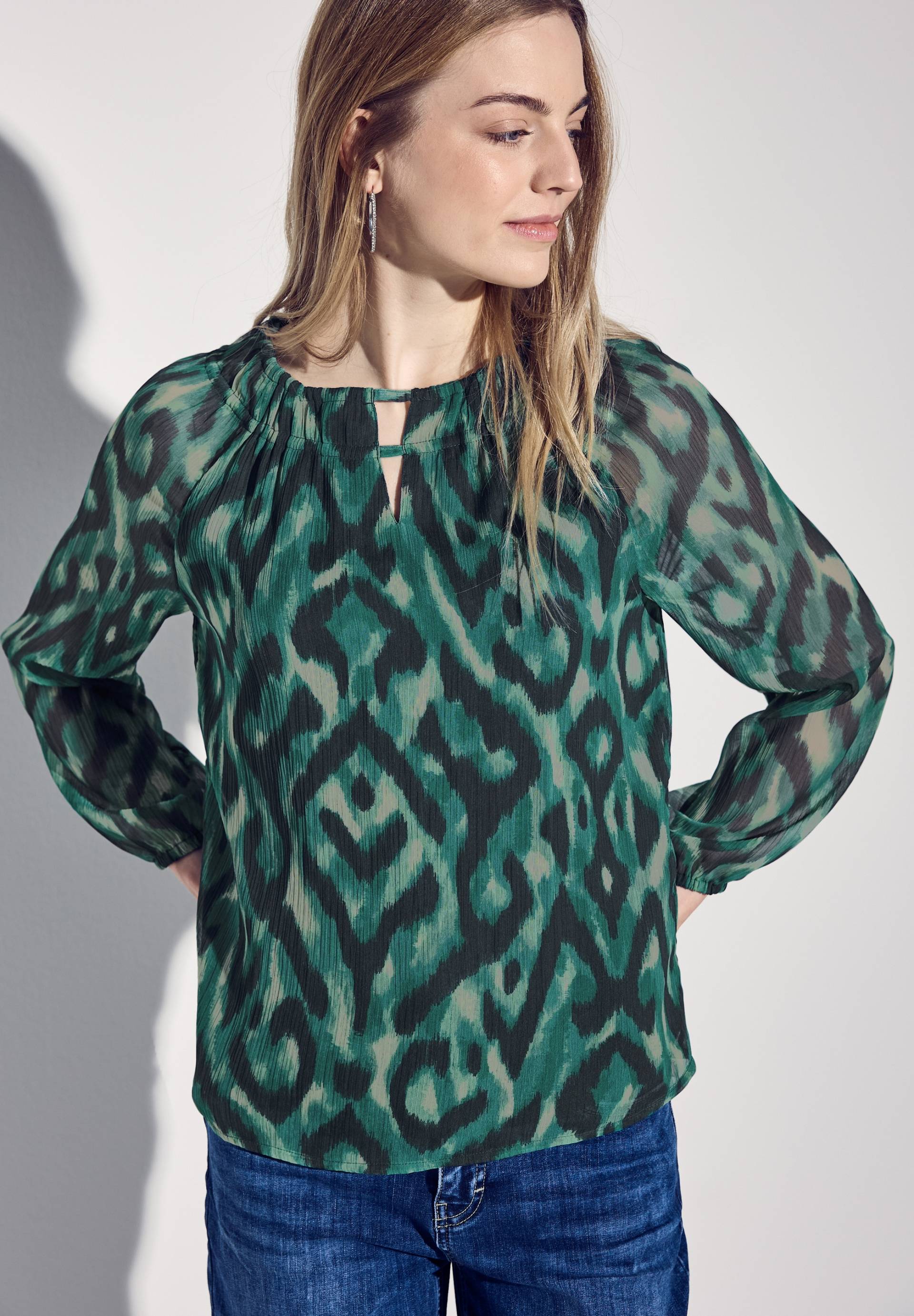 STREET ONE Chiffonbluse, mit grafischem Muster und Raffungen am Kragen STREET ONE Chiffonbluse, mit grafischem Muster und Raffungen am Kragen von STREET ONE