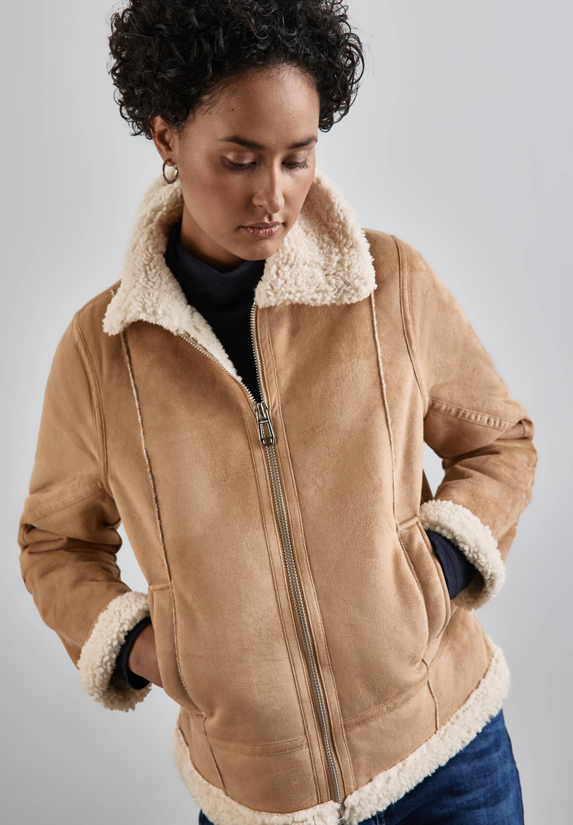 STREET ONE Kurzjacke, ohne Kapuze, im Velour-Look und mit Teddyfell STREET ONE Kurzjacke, ohne Kapuze, im Velour-Look und mit Teddyfell von STREET ONE