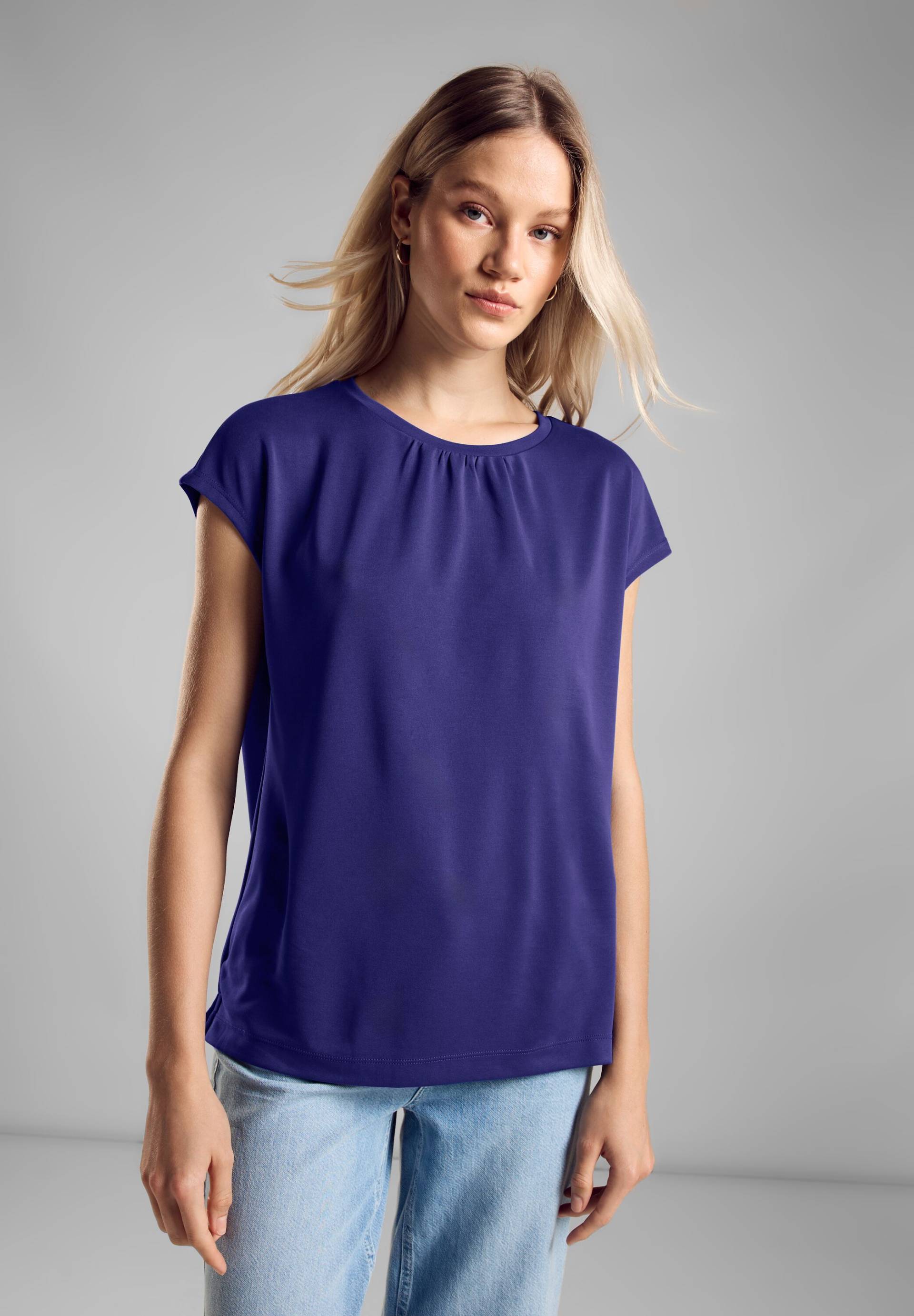 STREET ONE Shirttop, im Seidenlook und mit Knopf im Nacken STREET ONE Shirttop, im Seidenlook und mit Knopf im Nacken von STREET ONE