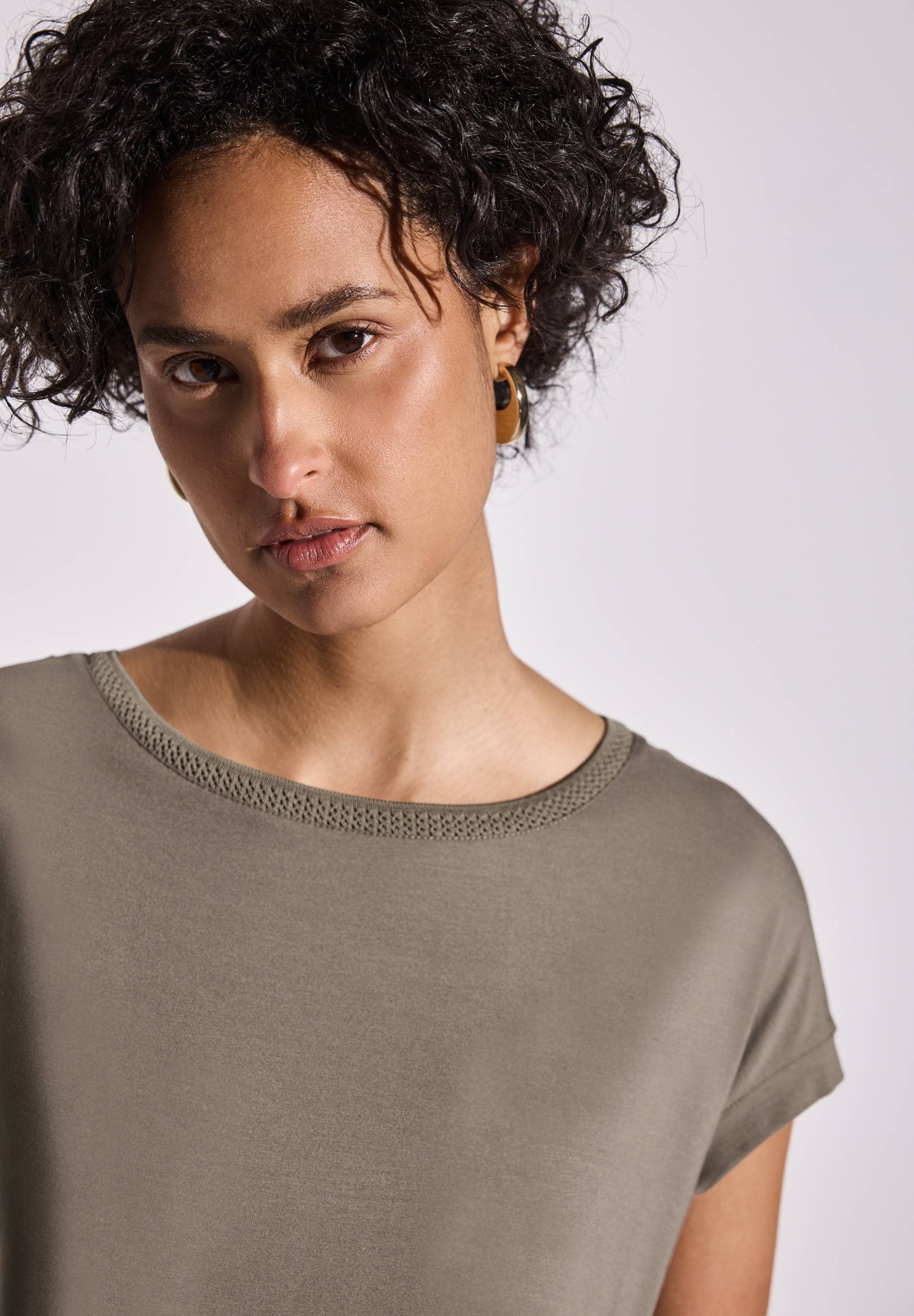 STREET ONE T-Shirt, mit Dekortape und elastischem Saum STREET ONE T-Shirt, mit Dekortape und elastischem Saum von STREET ONE
