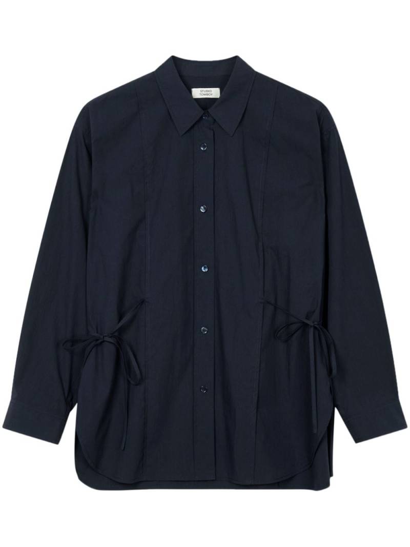 STUDIO TOMBOY long-sleeve side-tie shirt - Blue von STUDIO TOMBOY