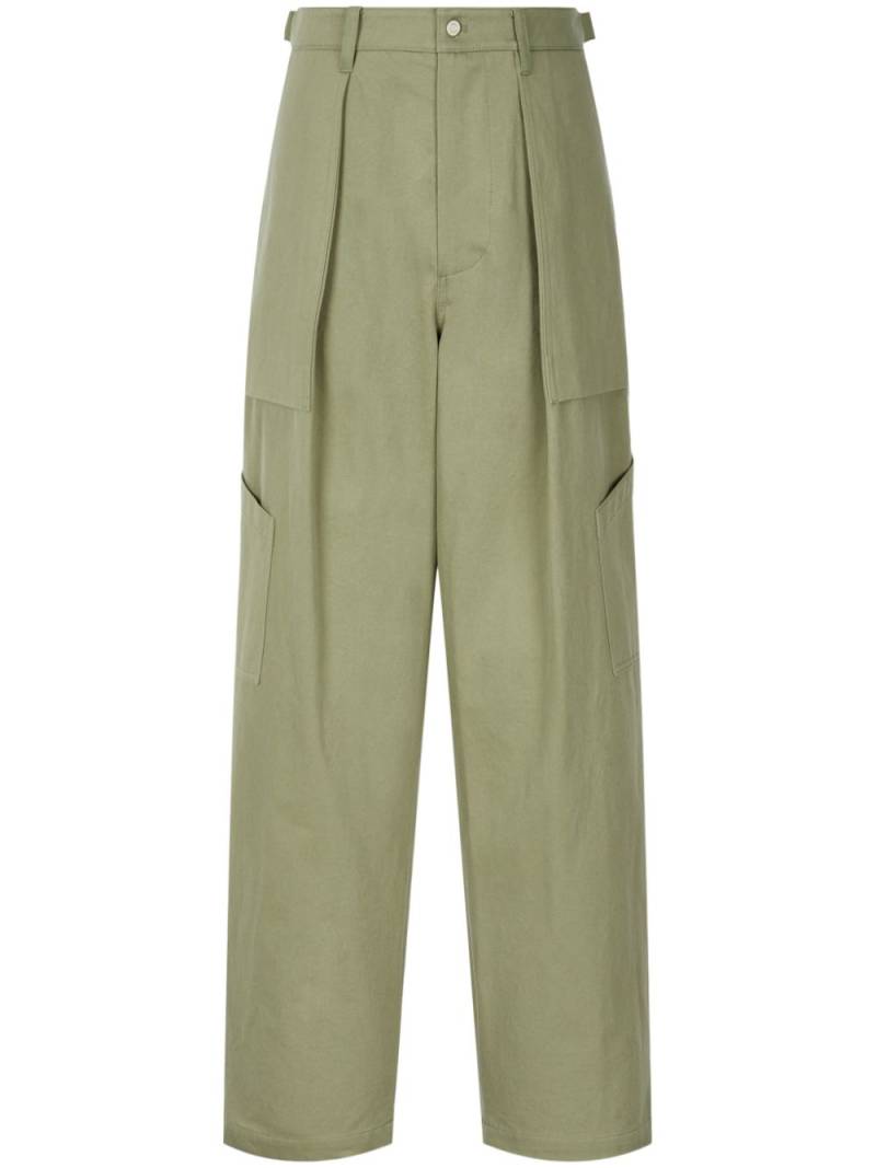 STUDIO TOMBOY pleat-detailing tapered trousers - Green von STUDIO TOMBOY