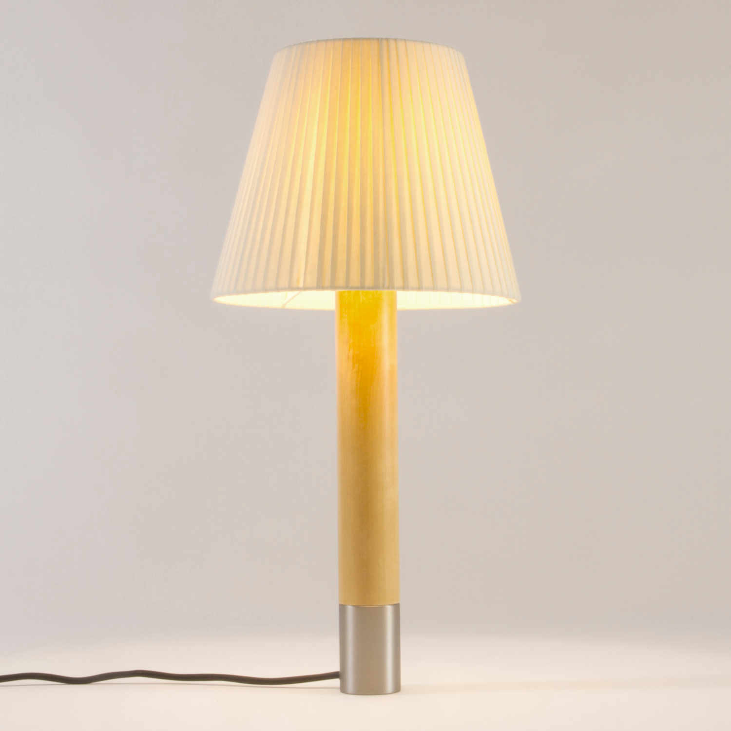 Básica LED M1 Tischleuchte, Lampenschirm natur, Base nickel von Santa & Cole