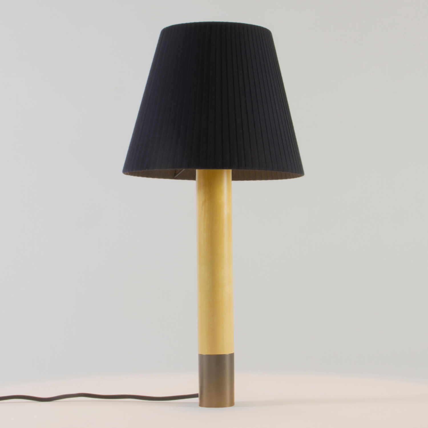 Básica LED M1 Tischleuchte, Lampenschirm schwarz, Base bronze Básica LED M1 Tischleuchte, Lampenschirm schwarz, Base bronze von Santa & Cole