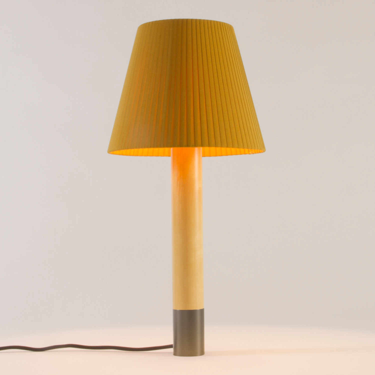 Básica LED M1 Tischleuchte, Lampenschirm senf, Base bronze Básica LED M1 Tischleuchte, Lampenschirm senf, Base bronze von Santa & Cole