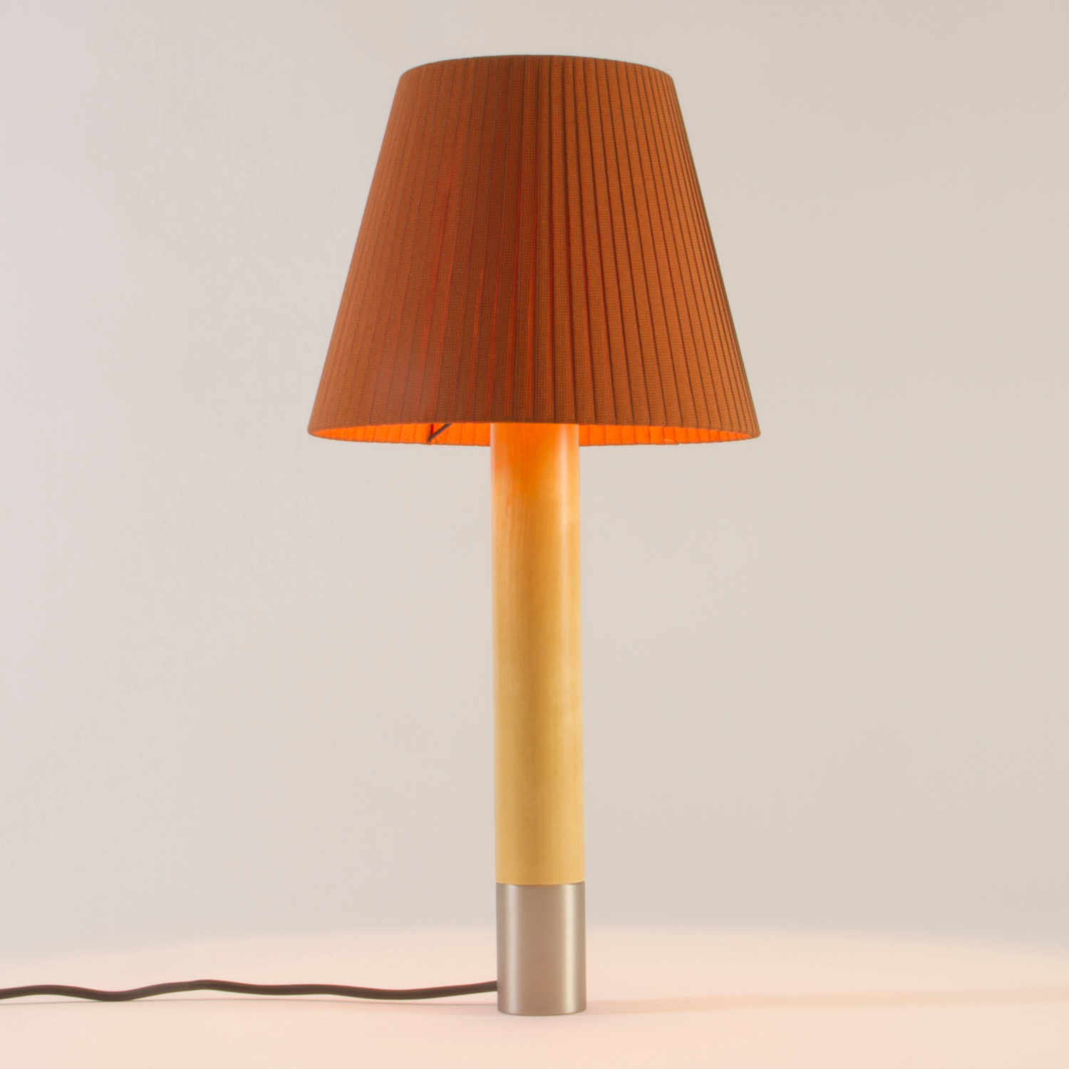 Básica LED M1 Tischleuchte, Lampenschirm terracotta, Base nickel von Santa & Cole