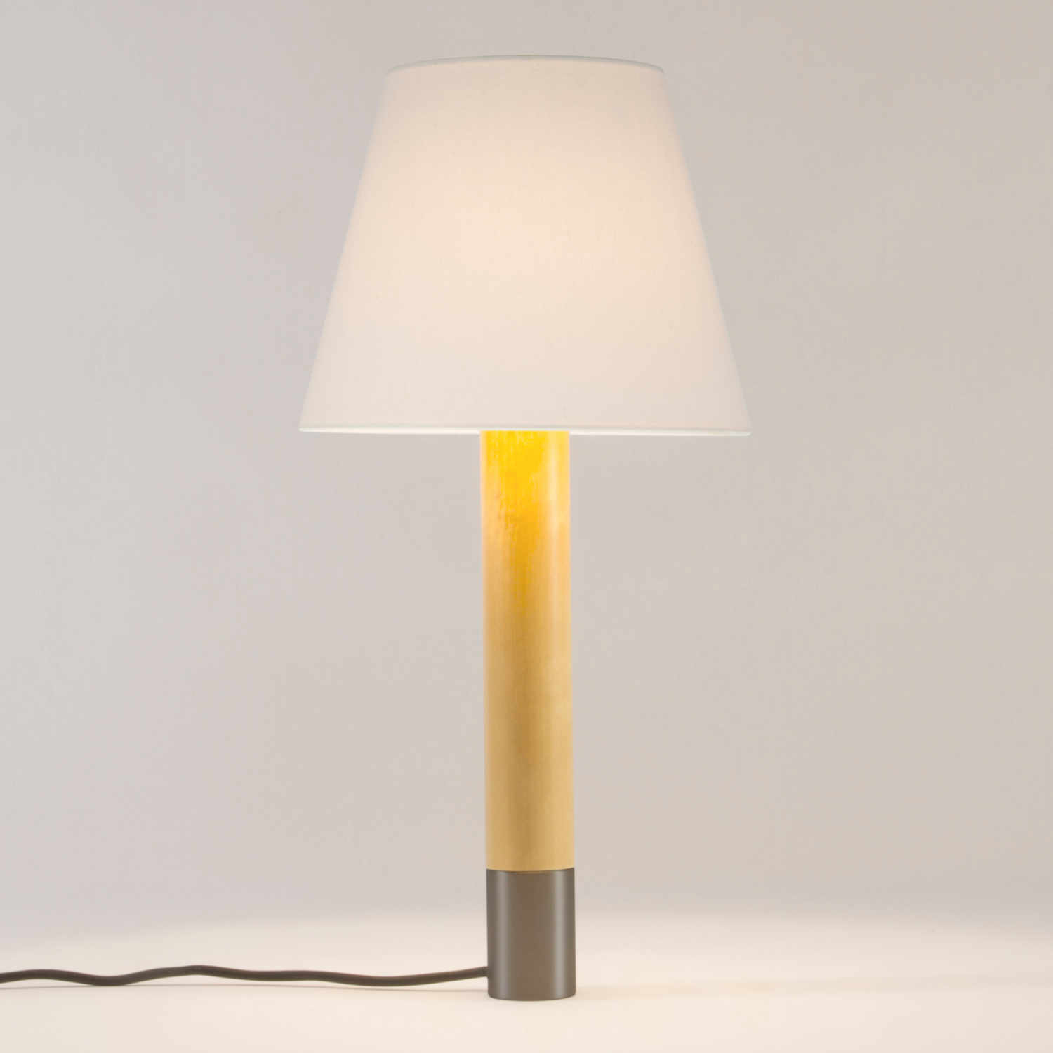 Básica LED M1 Tischleuchte, Lampenschirm weiss, Base bronze von Santa & Cole