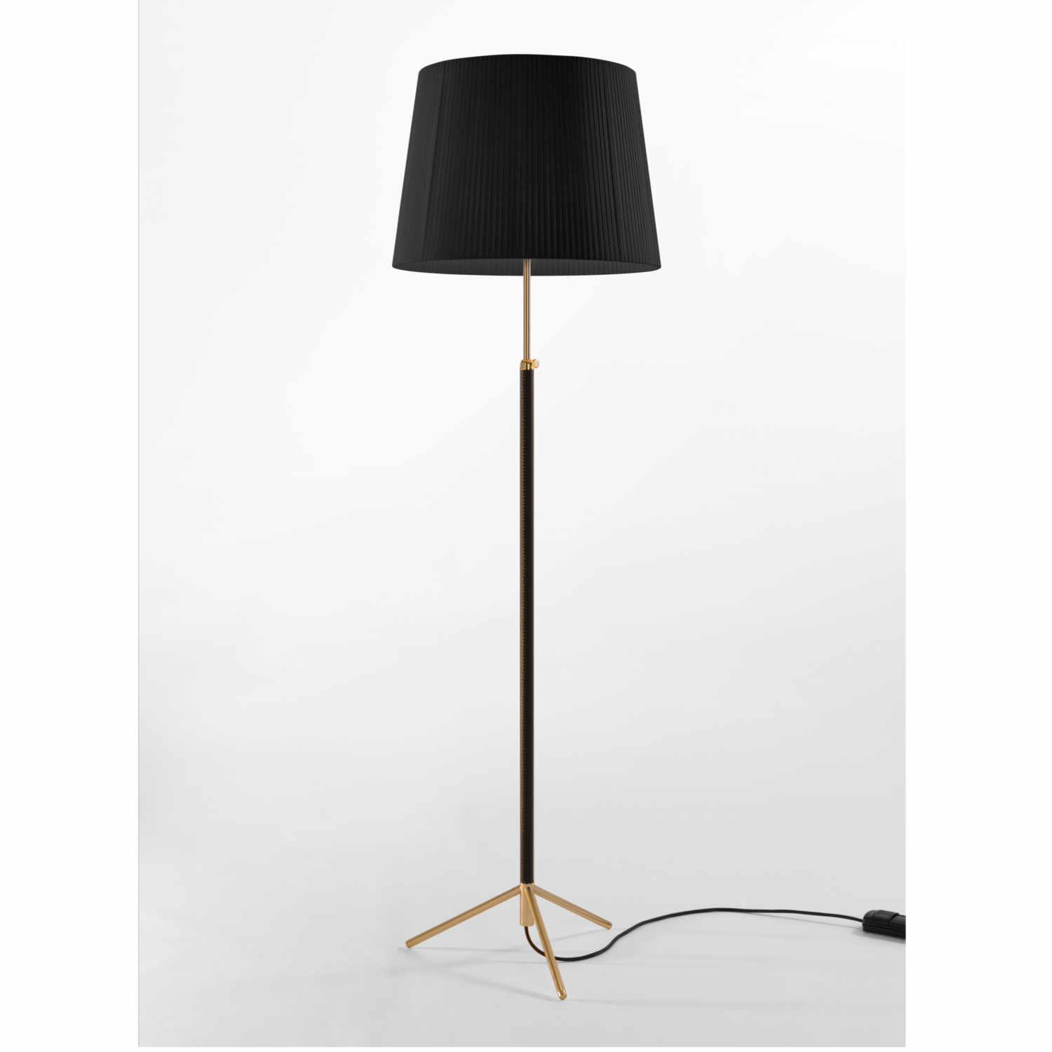 Pie de Salón G1 LED Stehleuchte, Lampenschirm schwarz, Struktur messing Pie de Salón G1 LED Stehleuchte, Lampenschirm schwarz, Struktur messing von Santa & Cole