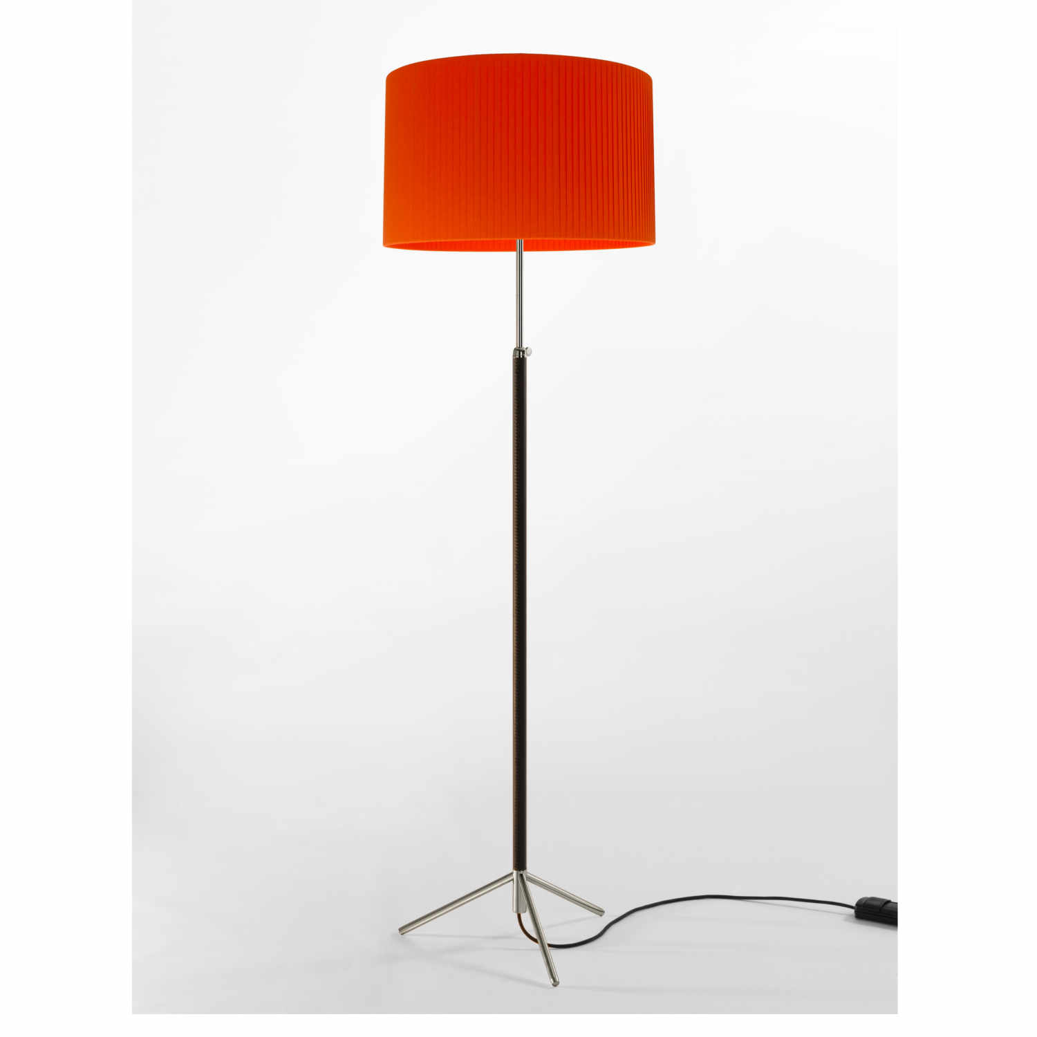 Pie de Salón G2 LED Stehleuchte, Lampenschirm rot-amber, Struktur chrom Pie de Salón G2 LED Stehleuchte, Lampenschirm rot-amber, Struktur chrom von Santa & Cole
