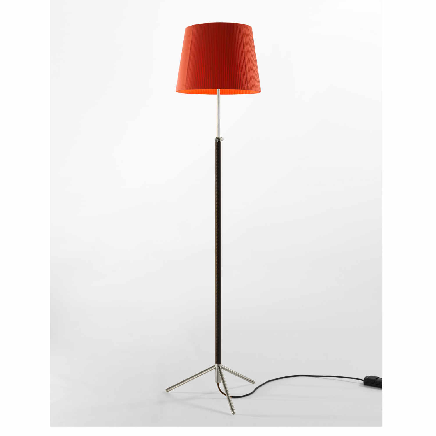 Pie de Salón G3 LED Stehleuchte, Lampenschirm rot-amber, Struktur chrom Pie de Salón G3 LED Stehleuchte, Lampenschirm rot-amber, Struktur chrom von Santa & Cole