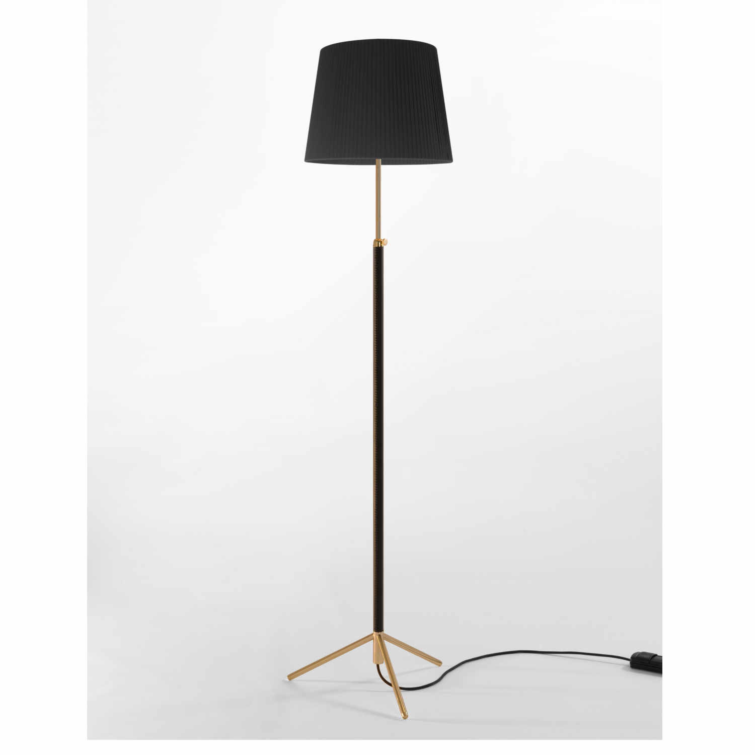Pie de Salón G3 LED Stehleuchte, Lampenschirm schwarz, Struktur messing Pie de Salón G3 LED Stehleuchte, Lampenschirm schwarz, Struktur messing von Santa & Cole