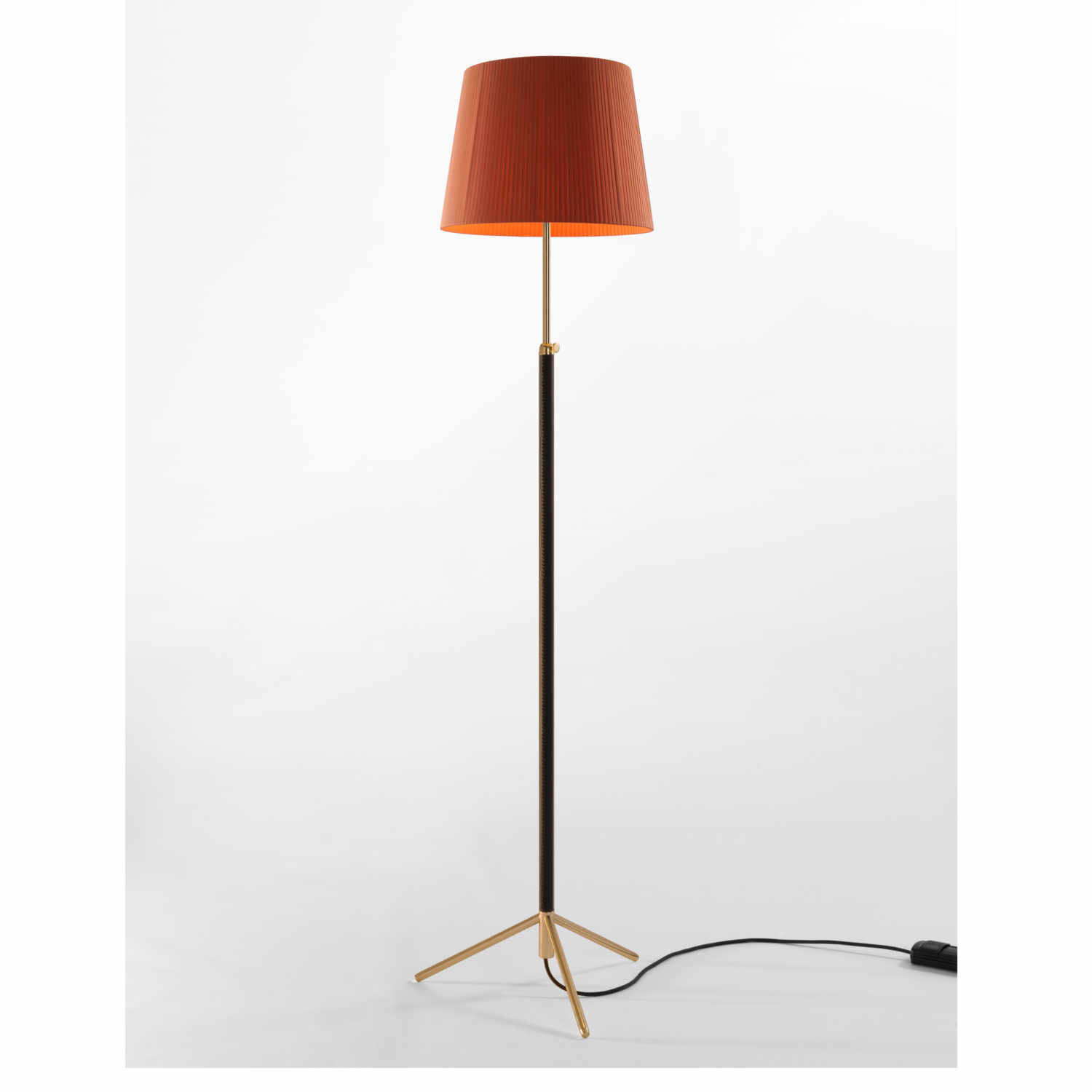 Pie de Salón G3 LED Stehleuchte, Lampenschirm terracotta, Struktur messing Pie de Salón G3 LED Stehleuchte, Lampenschirm terracotta, Struktur messing von Santa & Cole