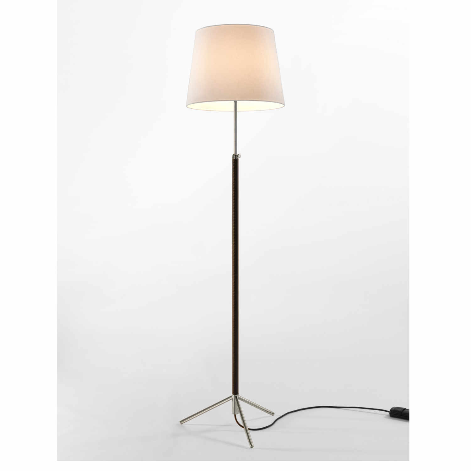 Pie de Salón G3 LED Stehleuchte, Lampenschirm weiss, Struktur chrom Pie de Salón G3 LED Stehleuchte, Lampenschirm weiss, Struktur chrom von Santa & Cole