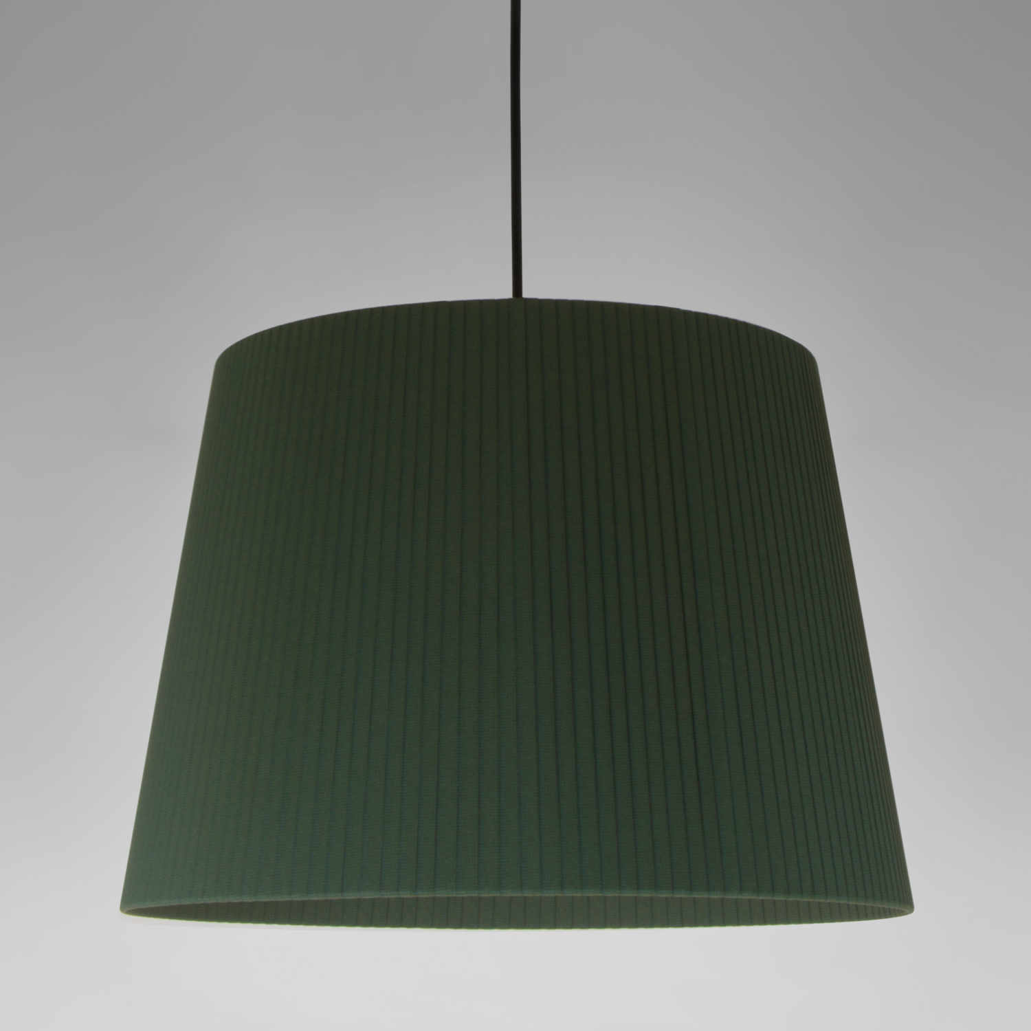 Sísísí cónicas GT1 LED Pendelleuchte, Lampenschirm grün Sísísí cónicas GT1 LED Pendelleuchte, Lampenschirm grün von Santa & Cole